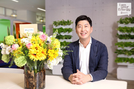 허세홍 GS칼텍스 대표가 화훼농가돕기 릴레인 캠페인에 참여한 뒤 기념사진을 찍고 있다.   GS칼텍스 제공